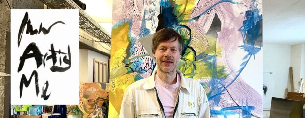 Der Künstler und Mallehrer Jan Helbig im Atelier vor eigenen Gemälden