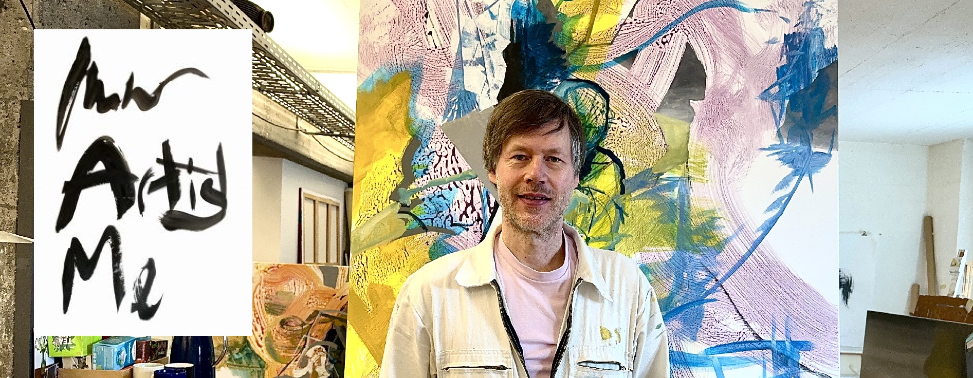 Der Künstler und Mallehrer Jan Helbig im Atelier vor eigenen Gemälden