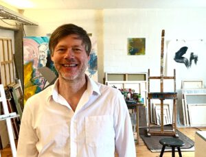 der bildende Künstler und Initiator von Inner Artist ME im Atelier
